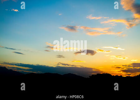 Bellissimo cielo con colori al tramonto del tempo,vista da Swayambhunath Stupa,Kathmandu, Nepal. Foto Stock