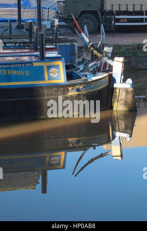 La luce del sole e i riflessi del canal barche ormeggiate in Gloucester Docks nel sud-ovest dell'Inghilterra Foto Stock