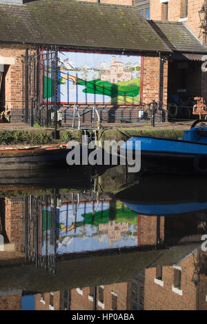 La luce del sole e i riflessi del canal barche ormeggiate in Gloucester Docks nel sud-ovest dell'Inghilterra Foto Stock