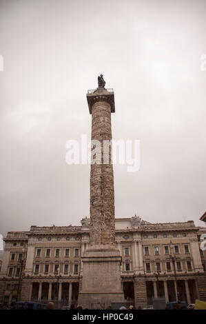 Marco Aurelio colonna in Piazza Colonna davanti a Palazzo Chigi in Roma Foto Stock