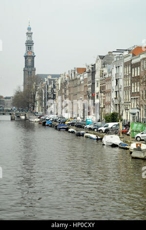 Vista lungo Prinsengracht alla Westerkerk (la Chiesa Occidentale) Foto Stock