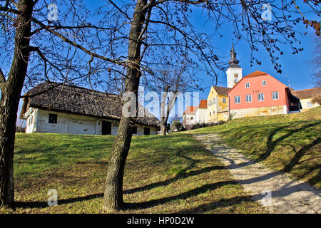 Città di Varazdinske toplice centro parco con vecchio tradizionale casa in legno Foto Stock