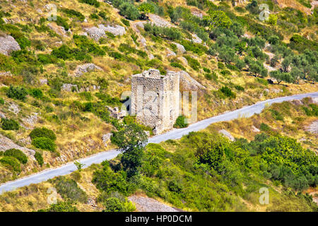 Isola di Vis zona militare vecchia torre di guardia rovina, Dalmazia, Croazia Foto Stock