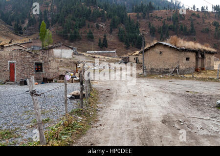 Piccolo villaggio sulla strada attraverso, Monti Tien Shan, Regione autonoma di Xinjiang, Cina. Foto Stock