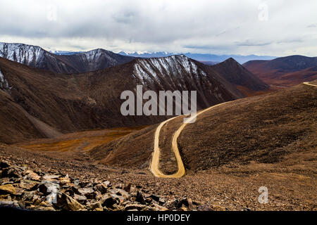 Monti Tien Shan in colori autunnali, Regione autonoma di Xinjiang, Cina. Foto Stock