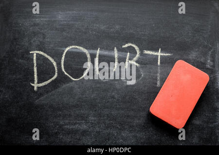 Cancellazione di dubbio, mano parola scritta sulla lavagna cancellata concept Foto Stock
