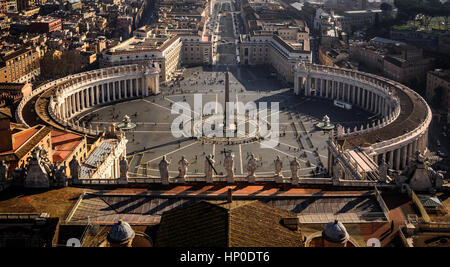 Vista aerea dalla parte superiore della Basilica di San Pietro cupola sopra il Vaticano Foto Stock