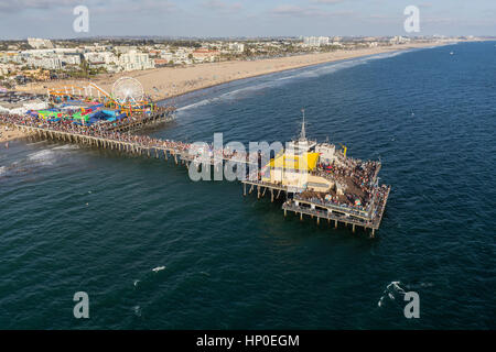 Santa Monica, California, Stati Uniti d'America - 6 Agosto 2016: antenna pomeriggio popolare di Santa Monica Pier e l'Oceano Pacifico vicino a Los Angeles. Foto Stock