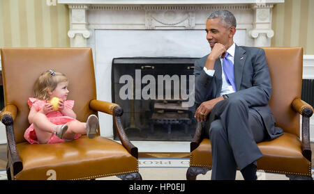 Il presidente Barack Obama con David Axelrod's nipote Maelin nella VP la cattedra il 22 giugno 2016. Foto: Pete Souza/White House Foto Stock