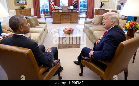 Il presidente Barack Obama con President-Elect Donald Trump in casa Whiote ufficio ovale. Foto: Pete Souza/White House Foto Stock