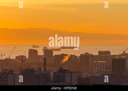 Alba calda luce su urban San Francisco Bay waterfront. Foto Stock