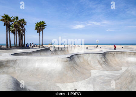 Los Angeles, California, Stati Uniti d'America - 20 Giugno 2014: rampe in calcestruzzo e palme presso la popolare spiaggia di Venice skate park a Los Angeles, California. Foto Stock