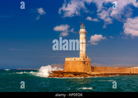 Faro nel porto antico, Chania, Creta, Grecia Foto Stock