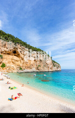 La piccola spiaggia di Cala Biriola, Golfo di Orosei, il Parco Nazionale del Gennargentu, Nuoro Sardegna, Italia. Foto Stock