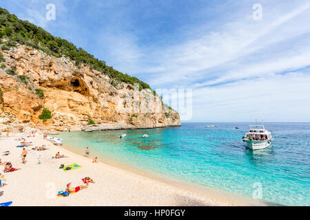 Imbarcazione turistica arriva alla piccola spiaggia di Cala Biriola, Golfo di Orosei, il Parco Nazionale del Gennargentu, Nuoro Sardegna, Italia. Foto Stock