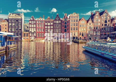 La danza di case a canale di Amsterdam Damrak, Holland, Paesi Bassi. Foto Stock
