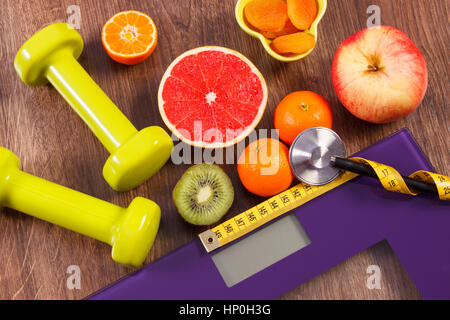 Elettronica digitale bilancia da bagno per il peso del corpo umano, metro a nastro e stetoscopio, frutta fresca e manubri per utilizzo in fitness, healthcare, Foto Stock