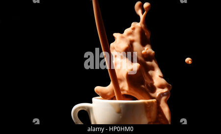 Schizzi di latte / Cioccolato al latte è di cacao zuccherato-latte aromatizzato. Essa può essere creata mediante la miscelazione di sciroppo al cioccolato con latte. Foto Stock