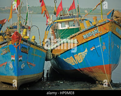 Due tipicamente coloruful navi appartenenti al locale di grandi dimensioni della flotta di pesca spiaggiata presso il porto di Vanakbara su diu isola nello stato del Gujarat, India Foto Stock