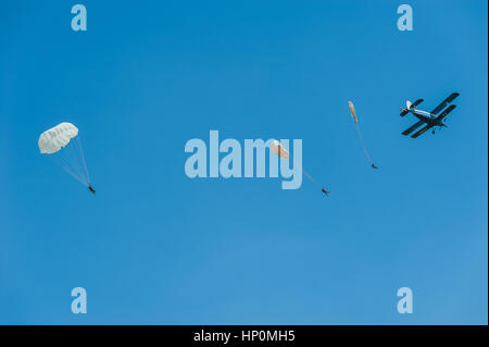 Paracadutismo acrobatico con il velivolo biplano nel cielo flying club istruttore Foto Stock