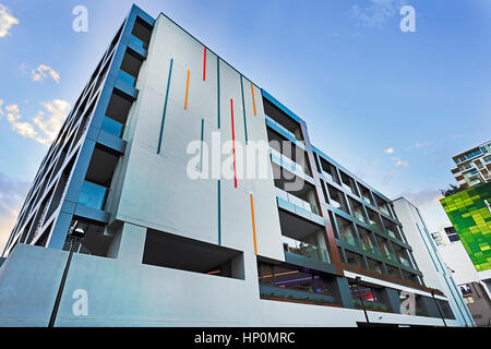 Alto edificio di nuovo e moderno design contemporaneo in inner west sobborgo di Sydney contro blu cielo chiaro su un giorno d'estate. Foto Stock