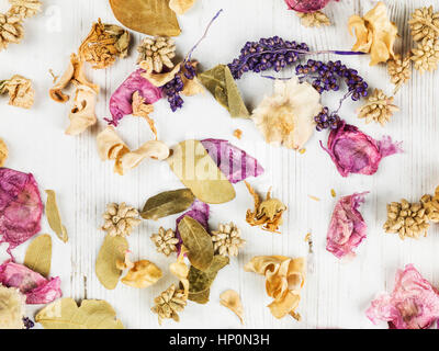 Fiori Secchi Potpourri profumato Home decorazioni sparse su un tavolo con  il n. di persone come una superficie piana di laici immagine colorata Foto  stock - Alamy