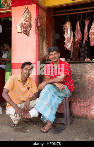 COLOMBO, SRI LANKA - Novembre 25, 2013 : i macellai che pongono di fronte strada negozio Macelleria in Colombo, Sri Lanka il 25 novembre 2013 Foto Stock