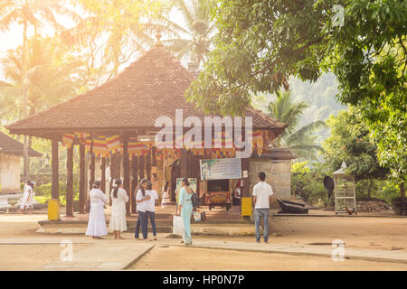 SRI DALADA MALIGAVA, Kandy. SRI LANKA - Novembre 27, 2013 : dello Sri Lanka le persone che visitano il tempio della Sacra Reliquia del Dente Foto Stock