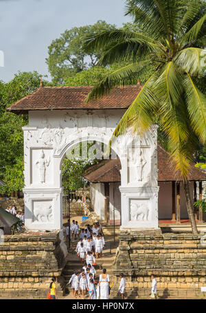 SRI DALADA MALIGAVA, Kandy. SRI LANKA - Novembre 27, 2013 : dello Sri Lanka le persone che visitano il tempio della Sacra Reliquia del Dente Foto Stock