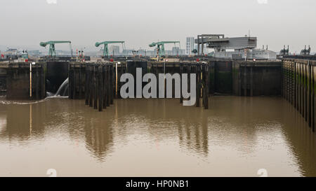 La Baia di Cardiff barrage inclusi il controllo edificio. Seaward lato del barage tra la Regina Alexandra e Dock Penarth testa a Cardiff, nel Galles, Regno Unito Foto Stock