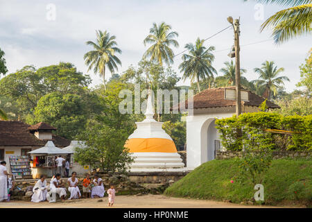 SRI DALADA MALIGAVA, Kandy. SRI LANKA - Novembre 27, 2013 : dello Sri Lanka le persone che visitano il tempio della Sacra Reliquia del Dente Foto Stock