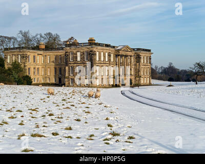 Calke Abbey inglese maestosa casa in inverno la neve, Ticknall, Derbyshire, Inghilterra, Regno Unito. Foto Stock