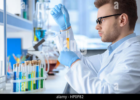Farmacie rendendo esperimento in laboratorio Foto Stock