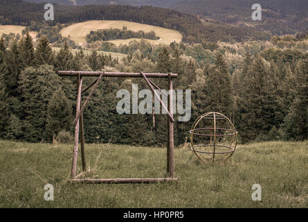 Parco giochi abbandonato, nostalgia in toni caldi Foto Stock