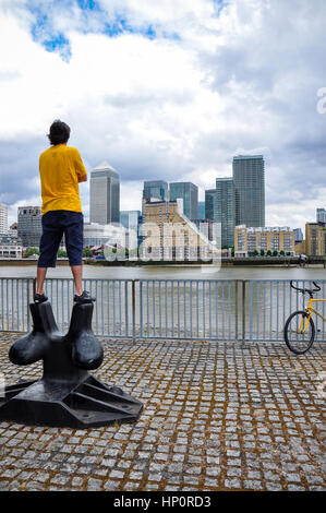 Uomo in piedi sul posto barca Bollard per visualizzare sul Fiume Tamigi a Londra Foto Stock