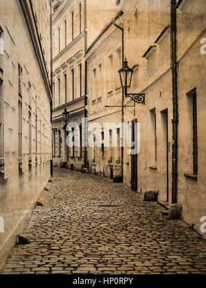 Viale nella città vecchia di Praga Repubblica Ceca, in seppia Foto Stock