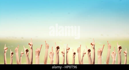 Fila di mani alzate che mostra vari gesti Foto Stock