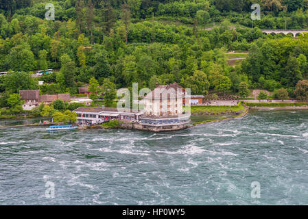 Neuhausen am Rheinfall, Svizzera - 24 Maggio 2016: Reno a Cascate del Reno e del Castello di Woerth in Neuhausen am Rheinfall nel cantone di Schaff Foto Stock