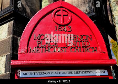 Baltimore, Maryland - Luglio 23, 2013: Segno davanti della storica 1843 Mount Vernon posto Regno chiesa metodista Foto Stock