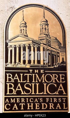 Baltimore, Maryland - Luglio 23, 2013: Bronzo placque nella parte anteriore del 1821 Baltimore Basilica, la prima cattedrale cattolica costruita negli STATI UNITI Foto Stock