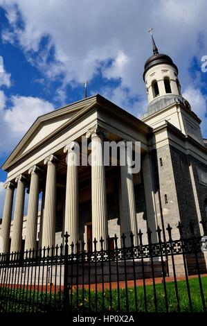 Baltimore, Maryland - Luglio 23, 2013: 1821 Baltimore Basilica con il neo-classico west porticato anteriore è stata la prima cattedrale cattolica costruita negli STATI UNITI Foto Stock