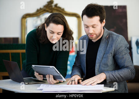 I colleghi di collaborare sul progetto Foto Stock