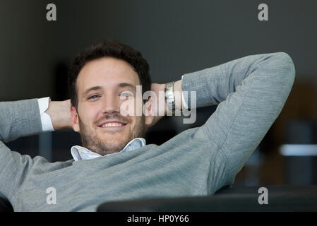 Uomo di relax con le mani dietro la schiena Foto Stock