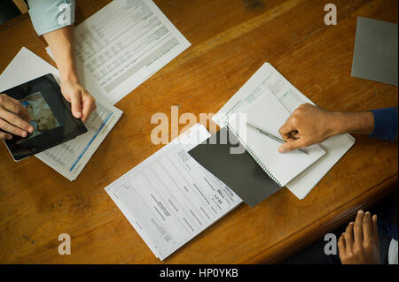 I colleghi di collaborare durante la riunione Foto Stock