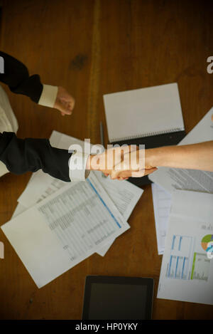 Imprenditrici si stringono la mano durante la riunione Foto Stock