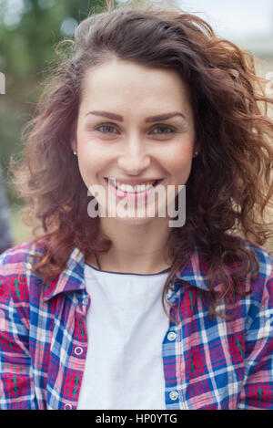 Giovane donna sorridente allegramente, ritratto Foto Stock