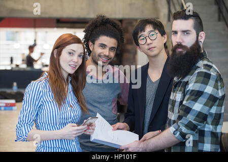 Team lavorano insieme sul progetto Foto Stock
