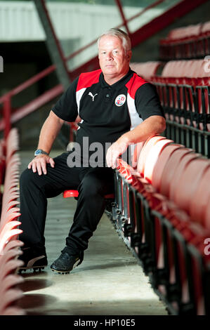 Dermot Drummy - Crawley Town FC manager presso la massa. Dopo aver perso il suo lavoro presso il club ha passato lontano nel novembre 2017. Foto Stock