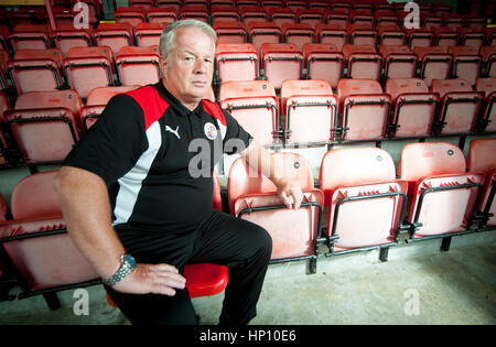 Dermot Drummy - Crawley Town FC manager presso la massa. Dopo aver perso il suo lavoro presso il club ha passato lontano nel novembre 2017. Foto Stock