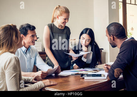 I colleghi nella riunione informale di office Foto Stock